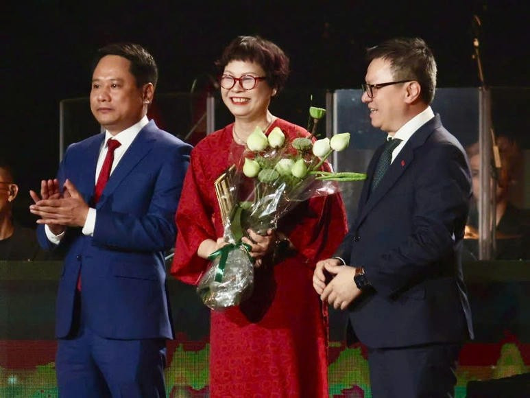 Ông Lê Quốc Minh, Ủy viên Trung ương Đảng, Phó Trưởng Ban Tuyên giáo và Dân vận Trung ương, Chủ tịch Hội Nhà báo Việt Nam và Nhà báo Trương Thành Trung - Bí thư Đảng ủy, Tổng Biên tập Báo Đại đoàn kết công bố giải thưởng hạng mục "Tinh hoa cống hiến".