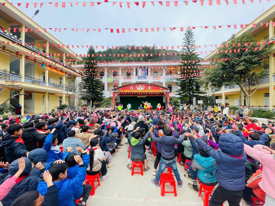 Hoạt động mang nghệ thuật truyền thống đến gần với các em học sinh vùng cao. 1000047207.jpg