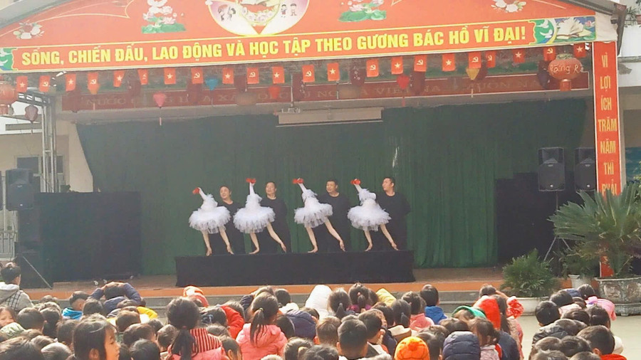 Các nghệ sĩ biểu diễn múa rối cho các em học sinh.