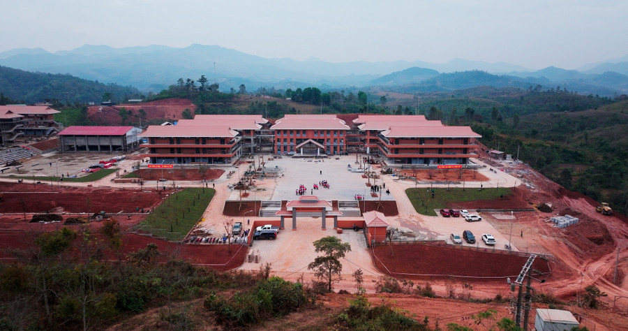 Ngôi trường đang được gấp rút hoàn thiện để chuẩn bị khánh thành. si-pa-phin-4.jpg