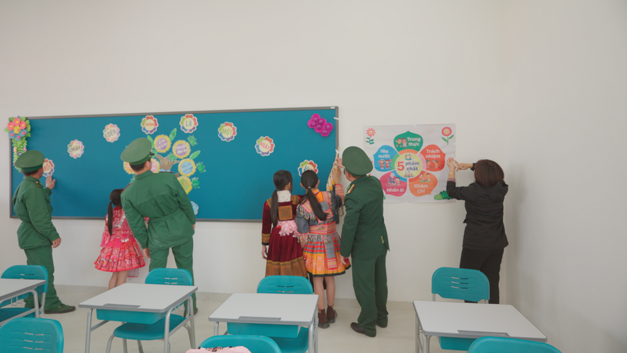 Giáo viên, học sinh cùng lực lượng Biên phòng chuẩn bị cho ngày khánh thành Trường Phổ thông nội trú liên cấp TH&THCS Si Pa Phìn. si-pa-phin-3.png