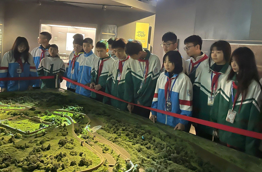 Học sinh trường THCS Quang Trung học tập trải nghiệm tại Bảo tàng Lịch sử Quân sự Việt Nam. qt2.jpg