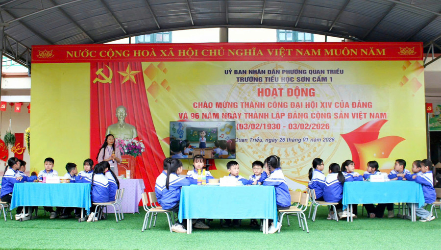 Chuyên đề giáo dục nghệ thuật - tiết học Âm nhạc đặc biệt dưới cờ với chủ đề về tình yêu quê hương đất nước, của trường TH Sơn Cẩm 1. sc3.jpg