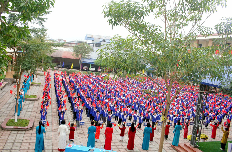 Cô trò trường TH Sơn Cẩm 1 hòa nhịp trong màn đồng diễn với cờ Đảng và cờ Tổ quốc. sc4.jpg