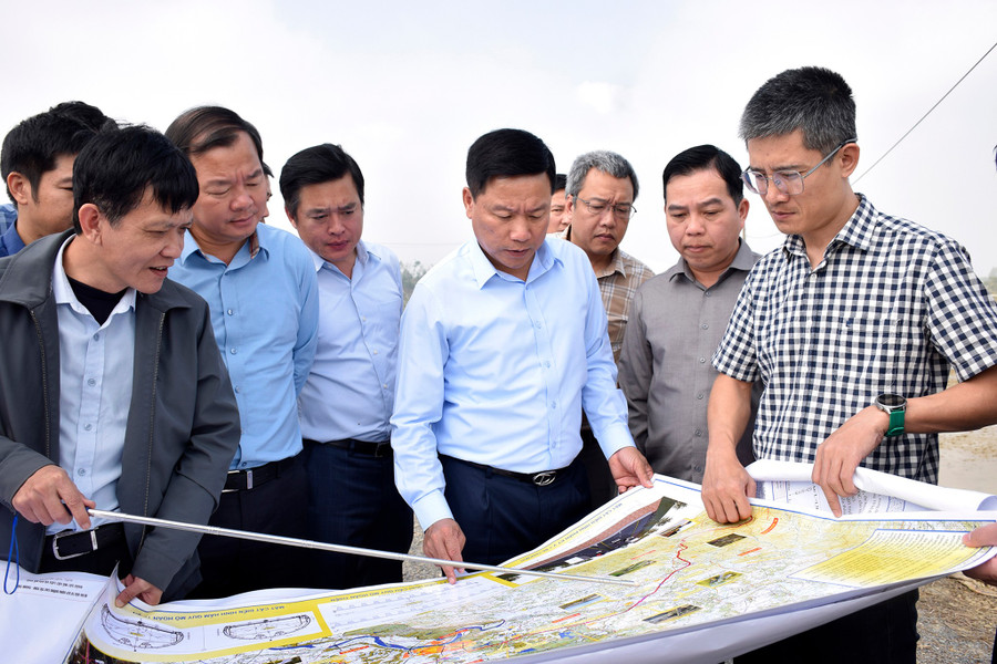 Đoàn công tác UBND tỉnh Nghệ An kiểm tra dự án tại xã Hoa Quân. (Ảnh: Phan Quỳnh) cao-toc-vinh-thanh-thuy-4.jpg