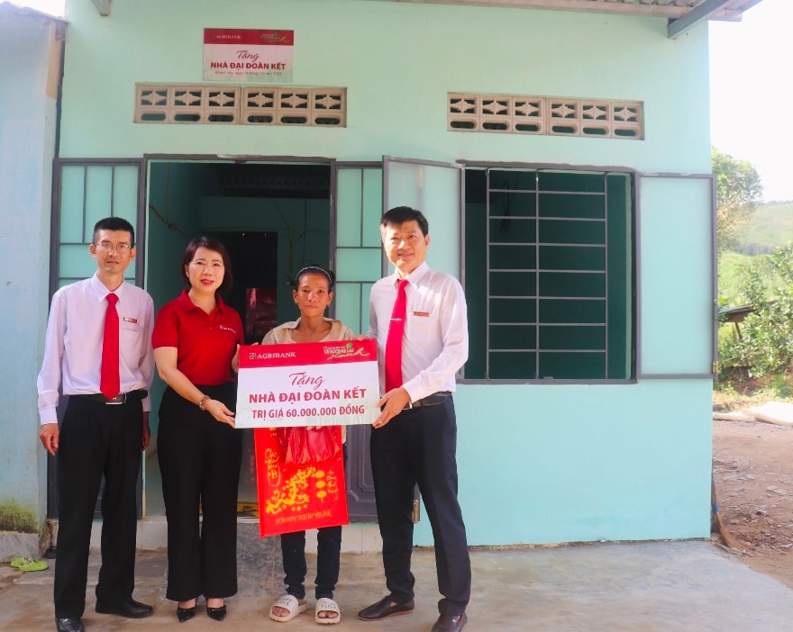 Agribank trao tặng nhà đại đoàn kết cho hộ gia đình chị Cao Thị Điệp (xã Khánh Nam, huyện Khánh Vĩnh, tỉnh Khánh Hòa)