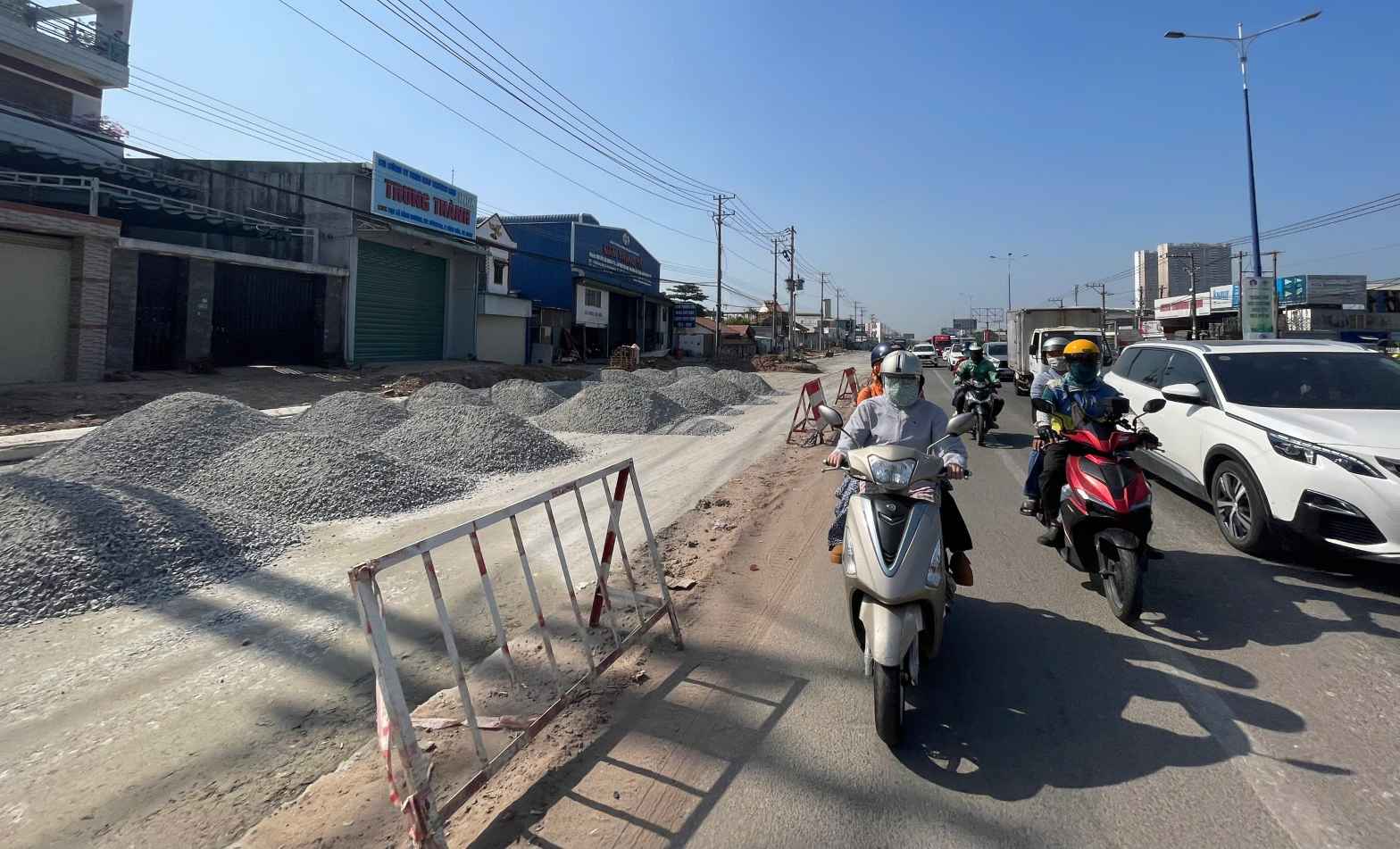 Các đoạn đã lu lèn nền đường đang được trải đá. Ảnh: Đình Trọng