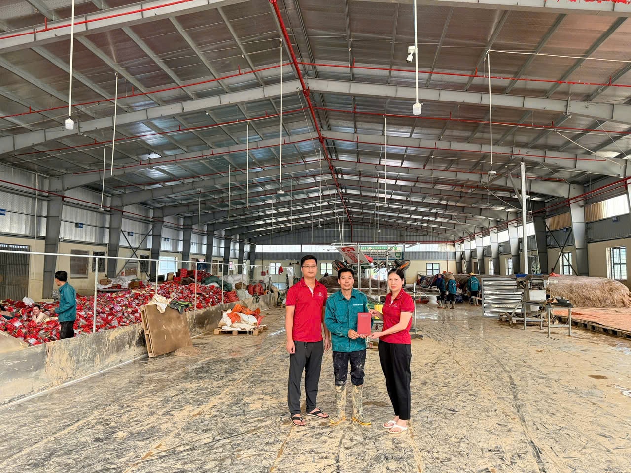 Cán bộ Agribank đến thăm hỏi và tặng quà khách hàng bị ảnh hưởng bởi thiên tai