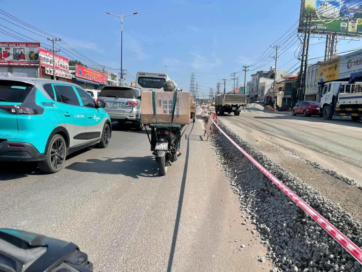 Tiến độ thi công đang được đẩy nhanh để giảm thiểu ùn ứ giao thông ở khu vực cửa ngõ vào trung tâm TPHCM. Ảnh: Đình Trọng