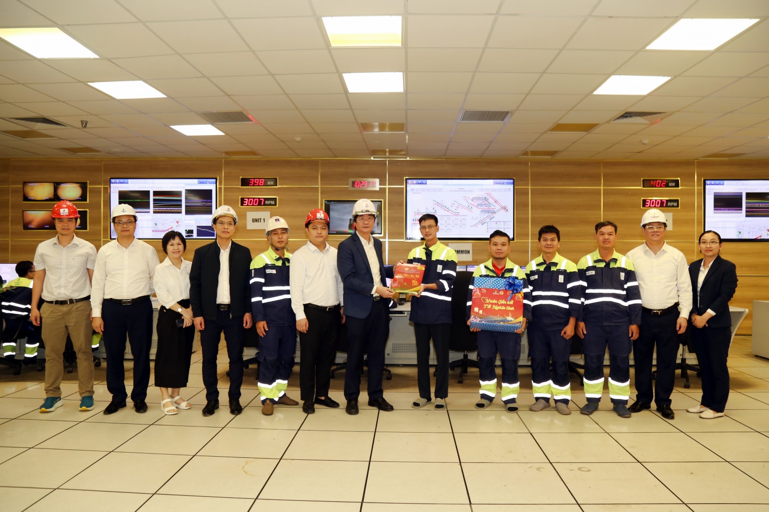 Chủ tịch Công đoàn Petrovietnam Nguyễn Mạnh Kha động viên, chúc Tết người lao động NMNĐ Sông Hậu 1 Công đoàn Petrovietnam động viên, chúc Tết người lao động NMNĐ Sông Hậu 1