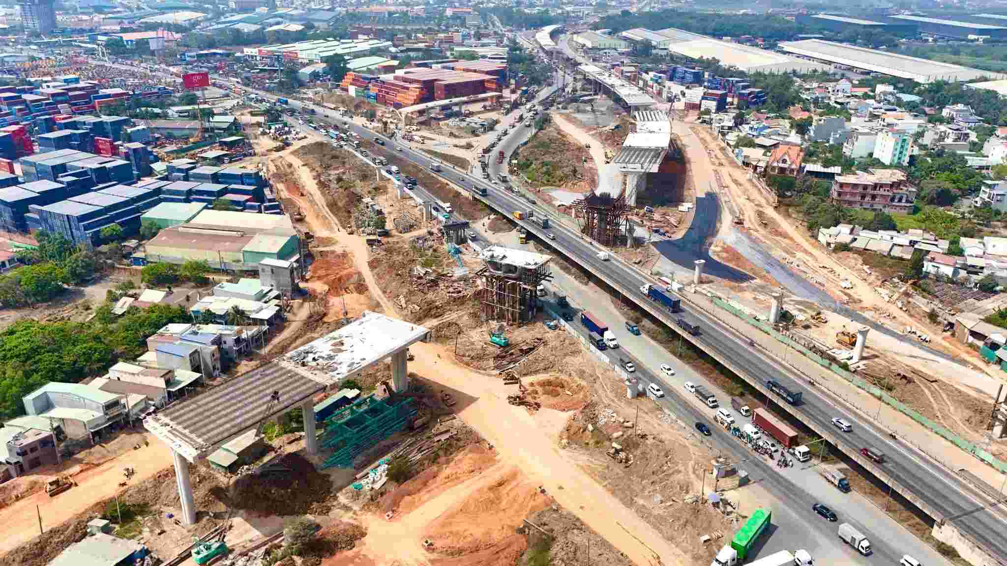 Thi công nút giao Tân Vạn.  Ảnh: Minh Quân