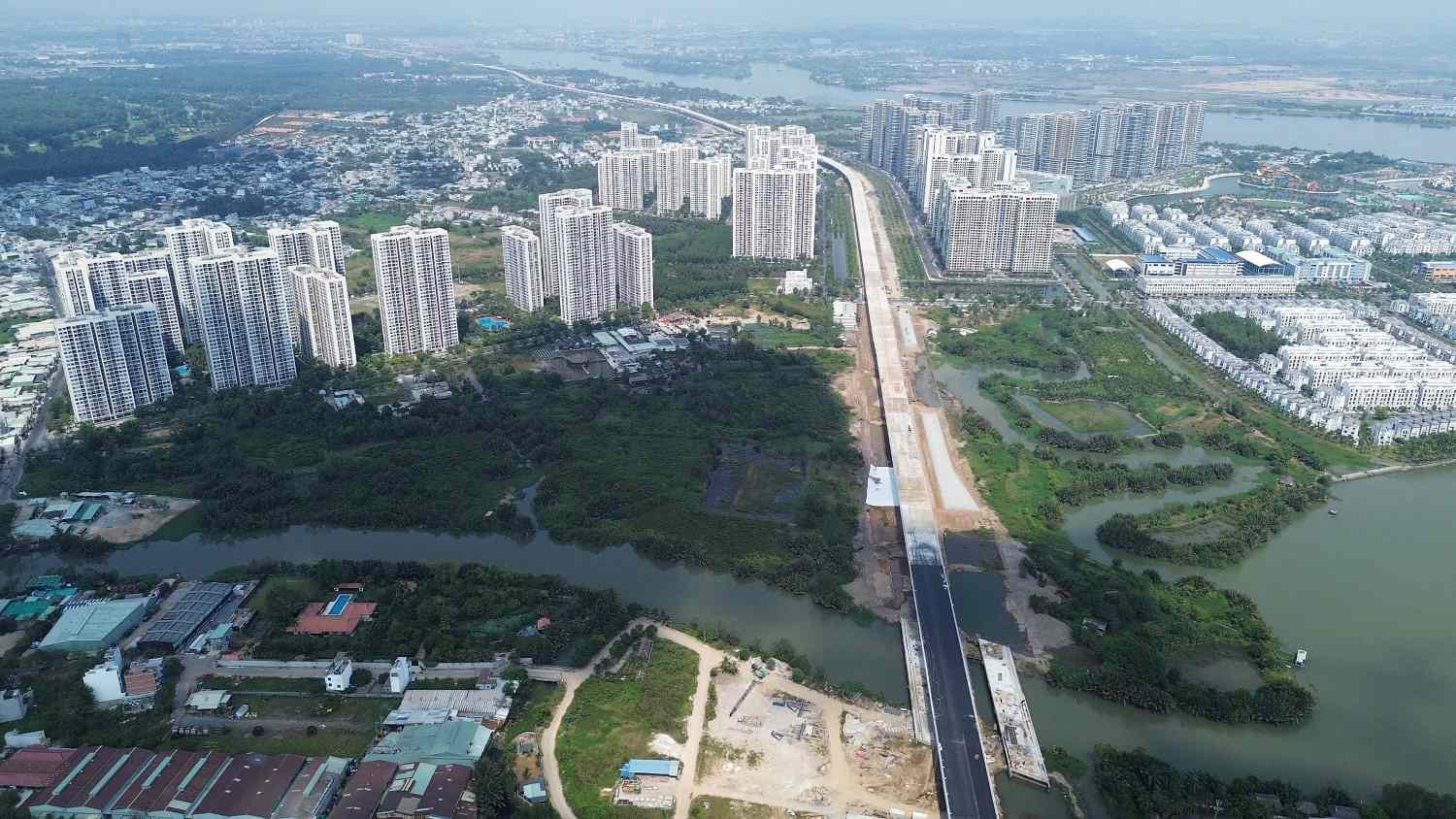 Đường Vành Đai 3 trên cao đi qua Vinhomes Grand Park đang thảm nhựa.  Ảnh: Minh Quân