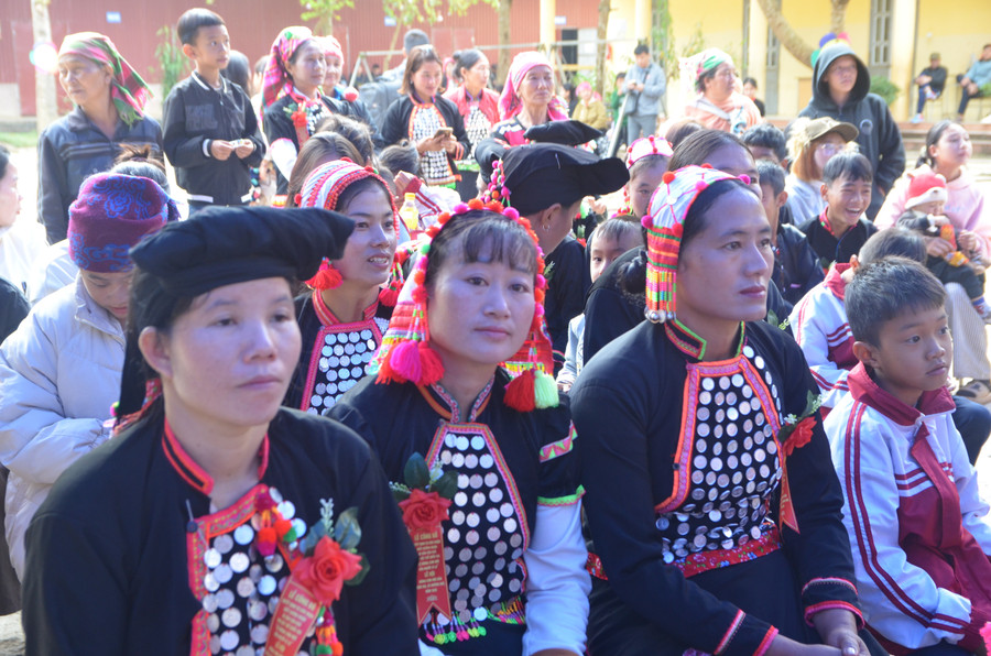 Nhân dân địa phương tham dự Lễ công bố và nhận Quyết định công nhận 'Lễ mừng cơm mới của người Si La' là Di sản văn hóa phi vật thể quốc gia. tet-mung-com-moi-noi-cuc-tay-to-quoc-1.jpg