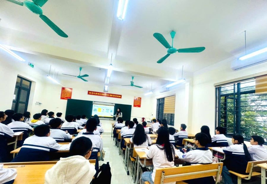 Cô Phạm Thị Vĩnh Hà ứng dụng công nghệ số trong giảng dạy.