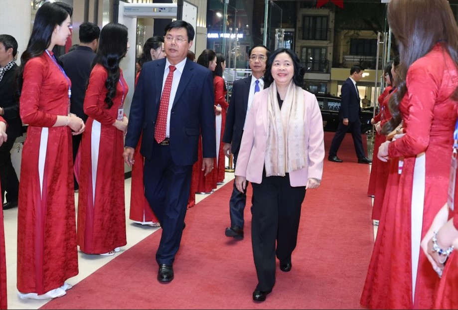 Ủy viên Bộ Chính trị, Bí thư Trung ương Đảng, Bí thư Đảng ủy Mặt trận Tổ quốc, các đoàn thể Trung ương, Chủ tịch Ủy ban Trung ương Mặt trận Tổ quốc Việt Nam Bùi Thị Minh Hoài tới dự lễ tuyên dương Bí thư chi bộ xuất sắc và công bố, trao Giải Búa liềm Vàng lần thứ X năm 2025. Ảnh: Hải Nguyễn