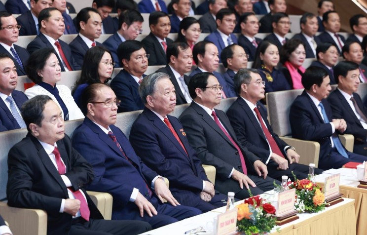 Tổng Bí thư Tô Lâm cùng các lãnh đạo, nguyên lãnh đạo Đảng, Nhà nước tại lễ tuyên dương Bí thư chi bộ xuất sắc và công bố, trao Giải Búa liềm Vàng lần thứ X năm 2025. Ảnh: Hải Nguyễn