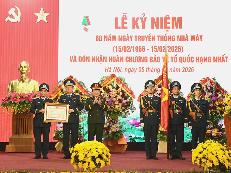 Nhà máy A34 là một trong 4 đơn vị quân đội đón nhận Huân chương Bảo vệ Tổ quốc tuần qua. Trong ảnh, thừa ủy quyền của Chủ tịch nước, Thượng tướng Lê Huy Vịnh - Thứ trưởng Bộ Quốc phòng trao Huân chương Bảo vệ Tổ quốc hạng Nhất tặng Nhà máy A34. Ảnh: Bùi Đức