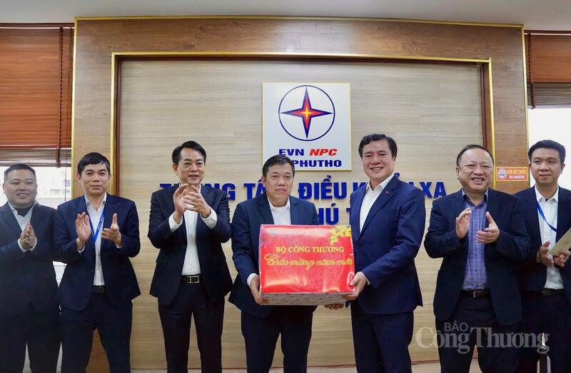 Thứ trưởng Nguyễn Sinh Nhật Tân thay mặt lãnh đạo Bộ Công Thương tặng quà Công ty Điện lực Phú Thọ.