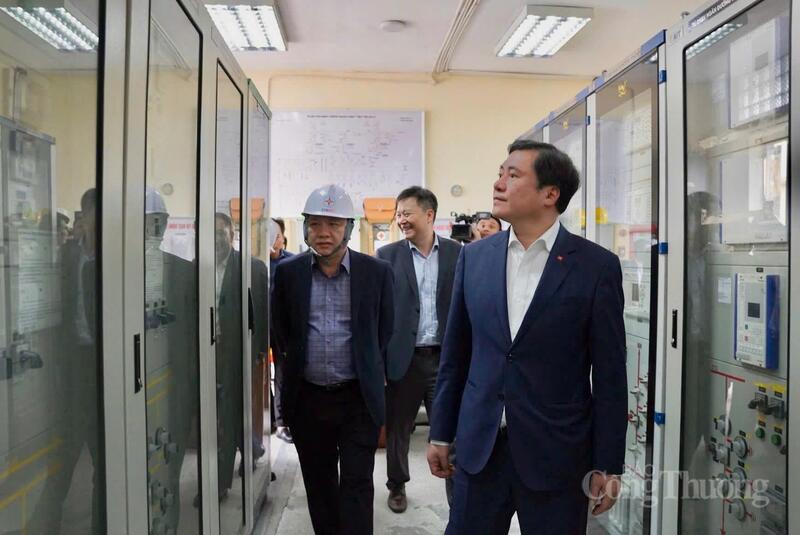 Thứ trưởng Nguyễn Sinh Nhật Tân kiểm tra Trạm biến áp Quảng trường Hùng Vương, phường Việt Trì, tỉnh Phú Thọ.
