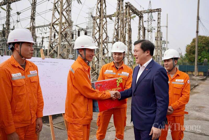 Thứ trưởng Nguyễn Sinh Nhật Tân động viên người lao động ngành điện làm việc trong dịp Tết.