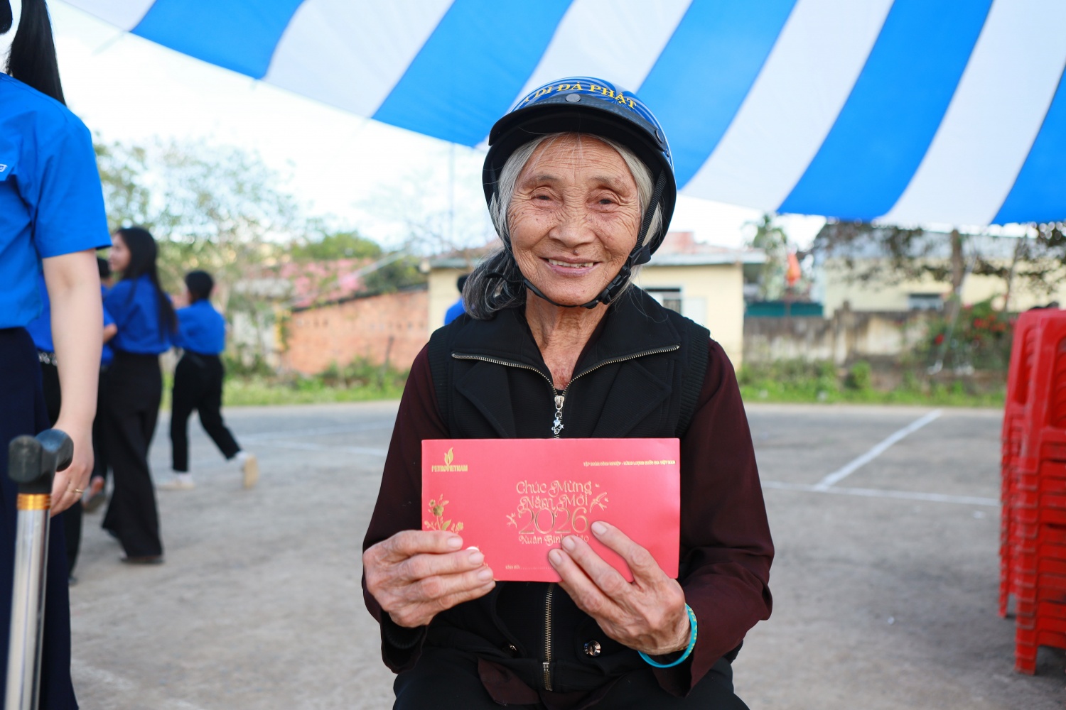 Mang nghĩa tình “Người Petrovietnam” đến với bà con vùng bão lũ tỉnh Đắk Lắk