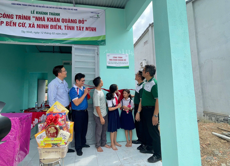 Nghi thức khánh thành nhà mới cho 2 nữ sinh nghèo ở xã vùng biên giới tỉnh Tây Ninh. Ảnh: Hà An.