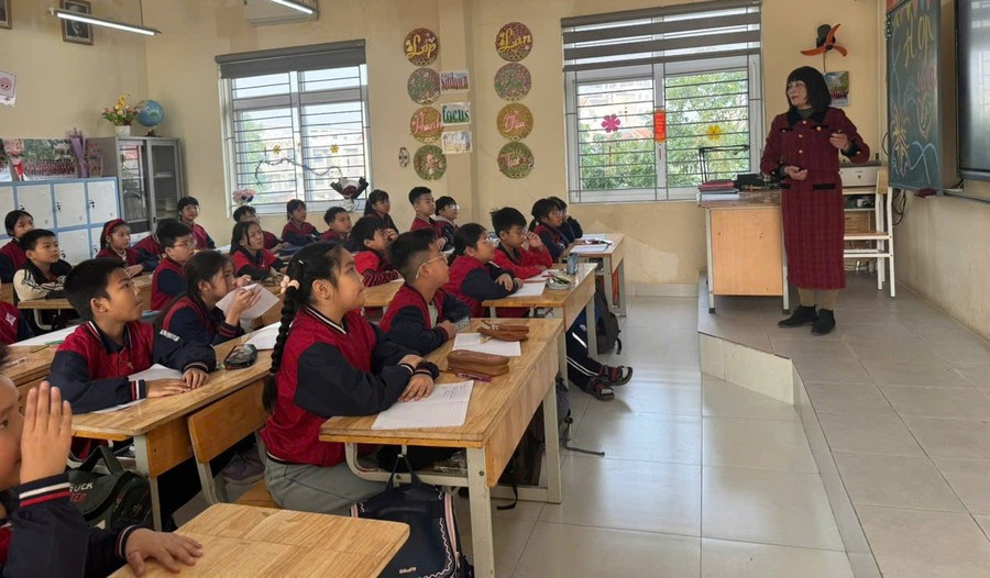 Cô Huế luôn dùng năng lượng tích cực để truyền đến học trò. co-giao-tieu-hoc-va-cuoc-chien-khong-lui-buoc-1.jpg