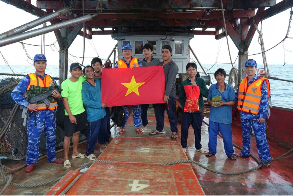 Cảnh sát biển luôn đồng hành, là điểm tựa vững chắc cho ngư dân. Ảnh: BTL Vùng CSB4