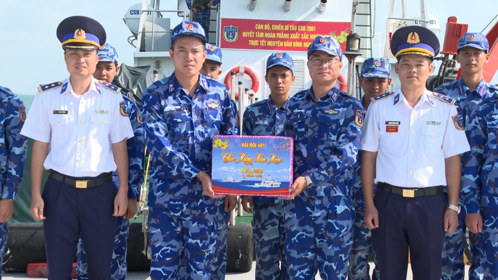 Những phần quà, lời động viên tiếp thêm tinh thần cho cán bộ, chiến sĩ làm nhiệm vụ trực Tết trên biển. Ảnh: Nam Phương