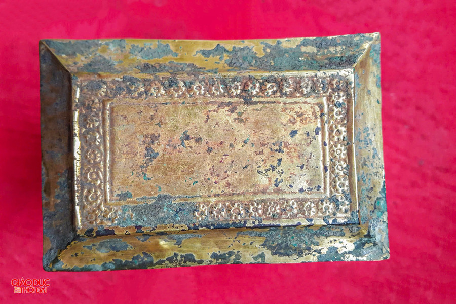 Hộp đựng xá lị có niên đại khoảng thế kỷ VII-VIII, được làm bằng vàng, xung quanh trang trí hoa văn cách điệu. Trong lòng có khoảng 1/3 là than tro, trên bề mặt lớp than tro có xá lị. bao-vat-quoc-gia-2.jpg