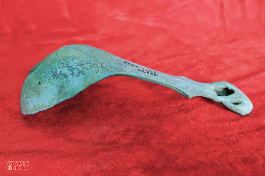 Bảo vật Muôi cán tượng voi có niên đại thời văn hóa Đông Sơn. Muôi làm bằng đồng, phía trên cùng của đầu cán đúc tượng voi, trên lưng voi và cán có khắc hoa văn gân lá. bao-vat-quoc-gia-7.jpg