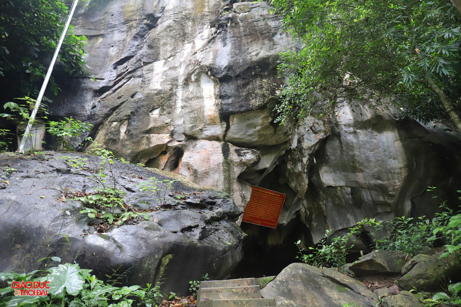 Bảo vật Bia Ma nhai kỷ công bi ký được khắc trên vách núi Thành Nam (xã Con Cuông, Nghệ An). Nội dung bia ghi lại việc năm 1335, Thái thượng hoàng Trần Minh Tông thân chinh chỉ huy quân đội, tiến đánh Ai Lao. bao-vat-quoc-gia-6.jpg