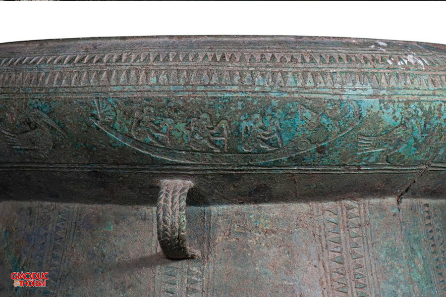 Hoa văn hình học trên trống được đúc nổi, còn các hoa văn tả thực như hình người, thuyền, chim, bò… lại được thể hiện chìm nổi khác nhau trên từng trống. bao-vat-quoc-gia-4.jpg