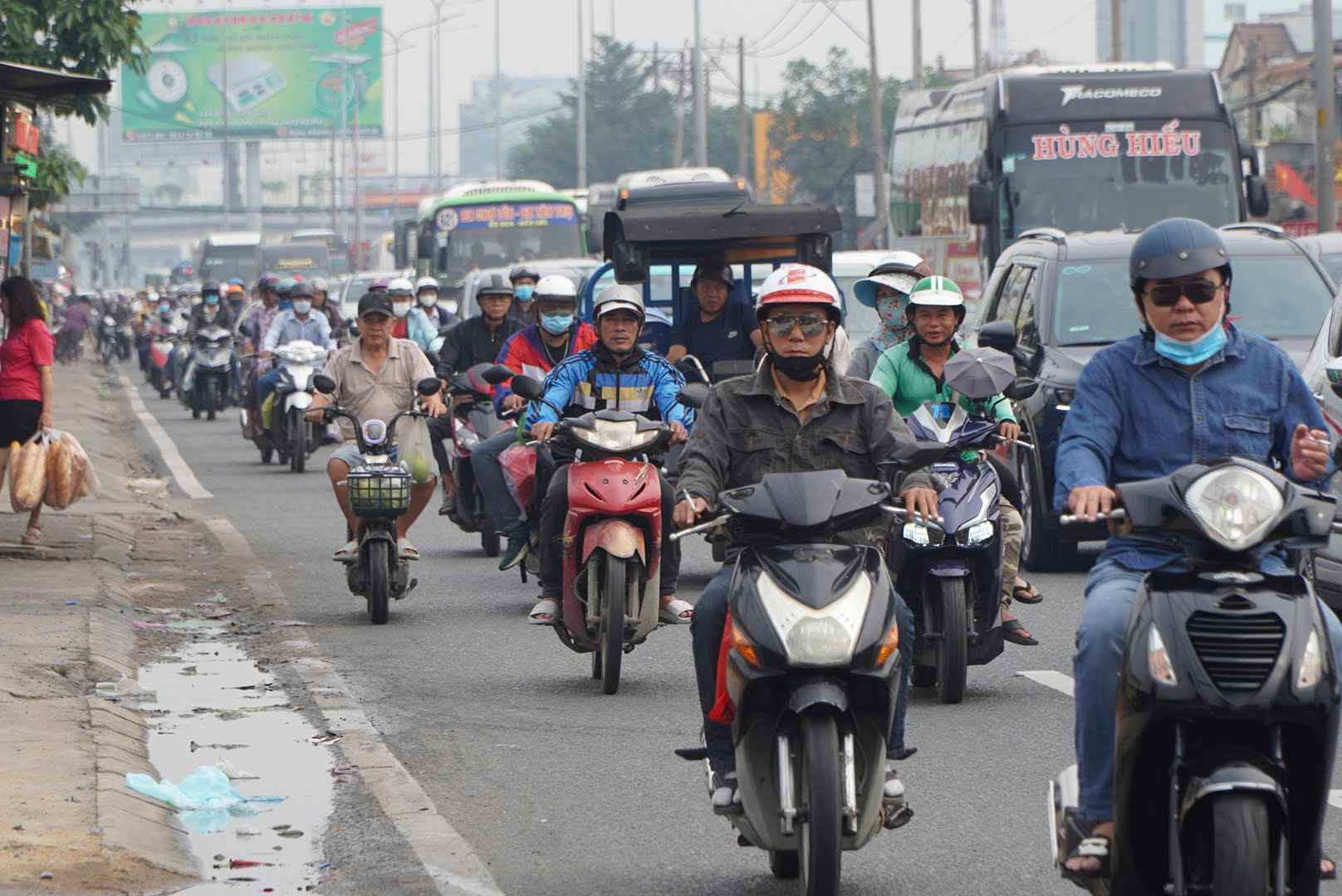 Người dân di chuyển trên tuyến quốc lộ 1 thuận lợi, không kẹt xe. Ảnh: Chân Phúc