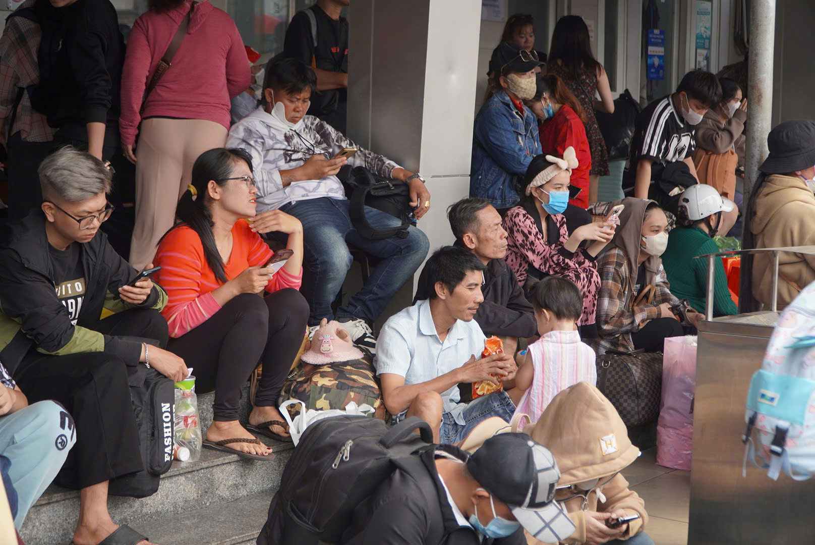 Người dân cùng nhiều hàng hóa đợi tới giờ lên xe. Ảnh: Chân Phúc