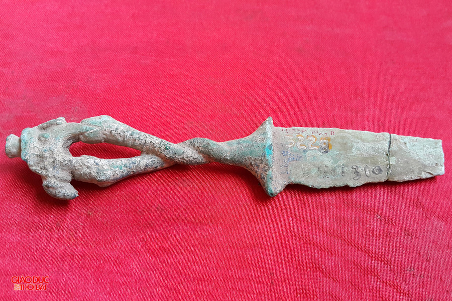 Bảo vật Dao găm cán tượng rắn ngậm chân voi có niên đại thuộc văn hóa Đông Sơn, cách đây từ 2.000-2.500 năm. Dao được làm bằng đồng, phần chuôi là tượng 2 con rắn xoắn lấy nhau, đang há miệng đỡ lấy cặp chân sau và cặp chân trước của một con voi. bao-vat-quoc-gia-9.jpg