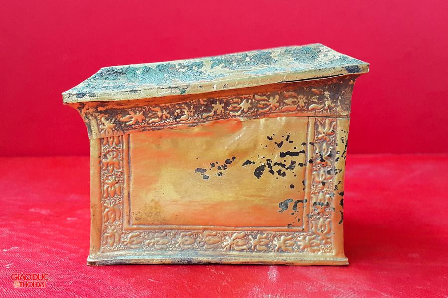 Bảo vật Hộp đựng xá lị trong đợt khai quật di chỉ Tháp Nhạn (xã Kim Liên, Nghệ An) năm 1985-1986. Đây là hộp đựng xá lị Phật duy nhất tìm thấy ở Việt Nam từ trước đến nay. bao-vat-quoc-gia-8.jpg