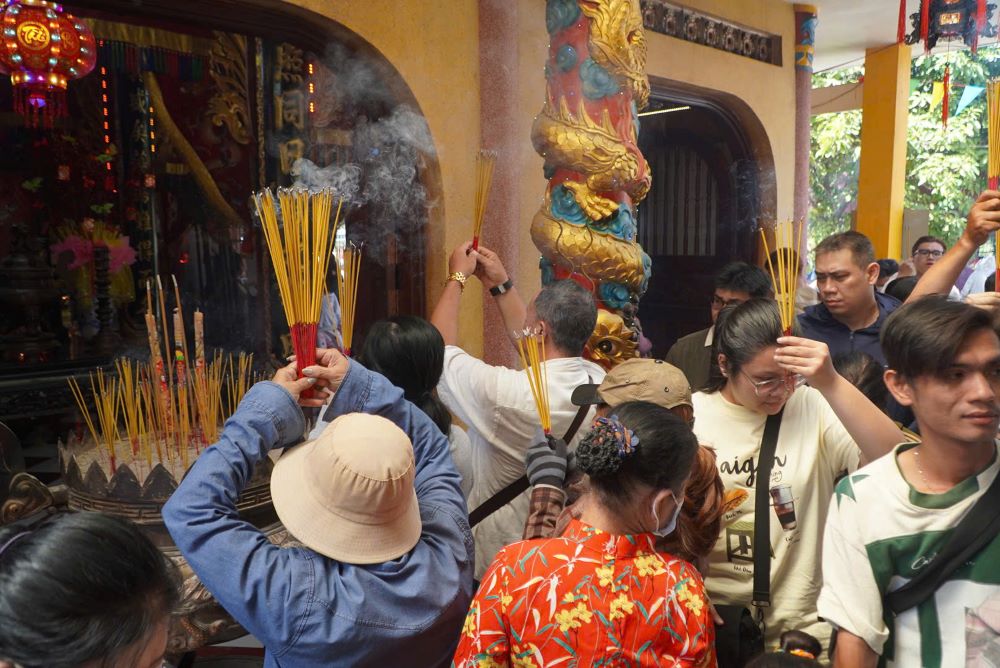 Người dân thành tâm thắp hương, gửi gắm ước nguyện năm mới.