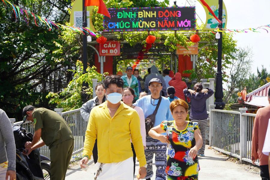 Người dân TPHCM đi lễ, dâng hương cầu bình an trong ngày mùng 2 Tết.