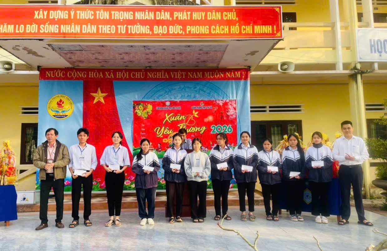 Trao tặng học bổng cho các em học sinh Trường THPT Thu Xà Trao tặng học bổng cho các em học sinh Trường THPT Thu Xà