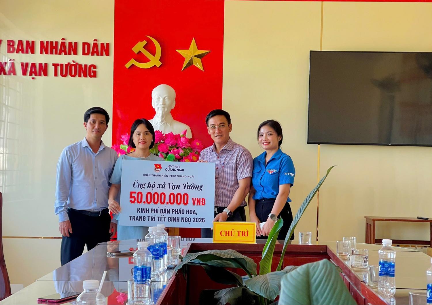 Ủng hộ xã Vạn Tường kinh phí bắn pháo hoa, trang trí Tết 2026 Ủng hộ xã Vạn Tường kinh phí bắn pháo hoa, trang trí Tết 2026