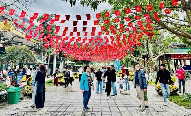 Du lịch Phong Nha - Kẻ Bàng đón gần 3.000 khách trong 2 ngày đầu năm