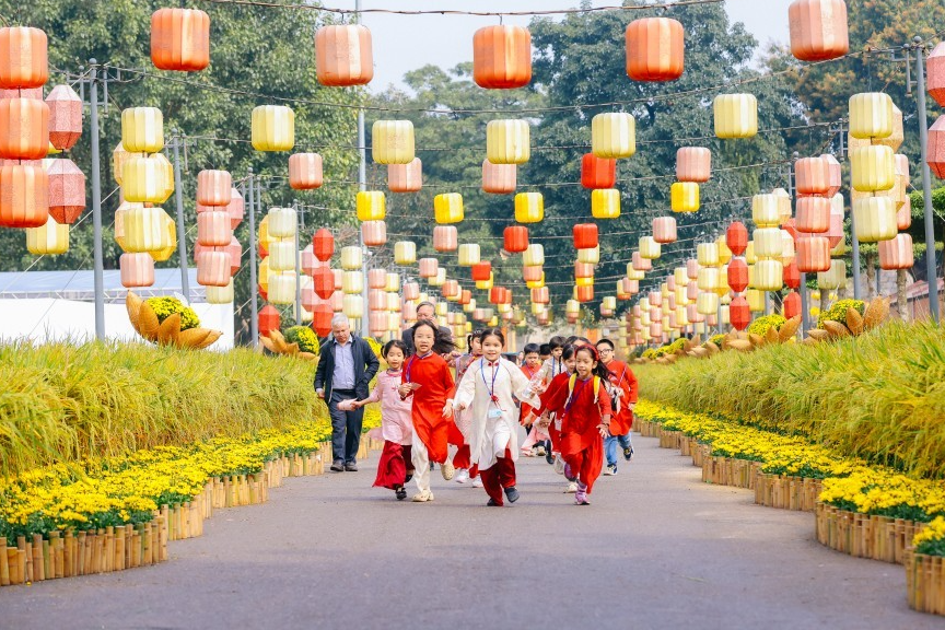 Các em nhỏ vui đùa tại đường hoa ở Hoàng Thành - Thăng Long