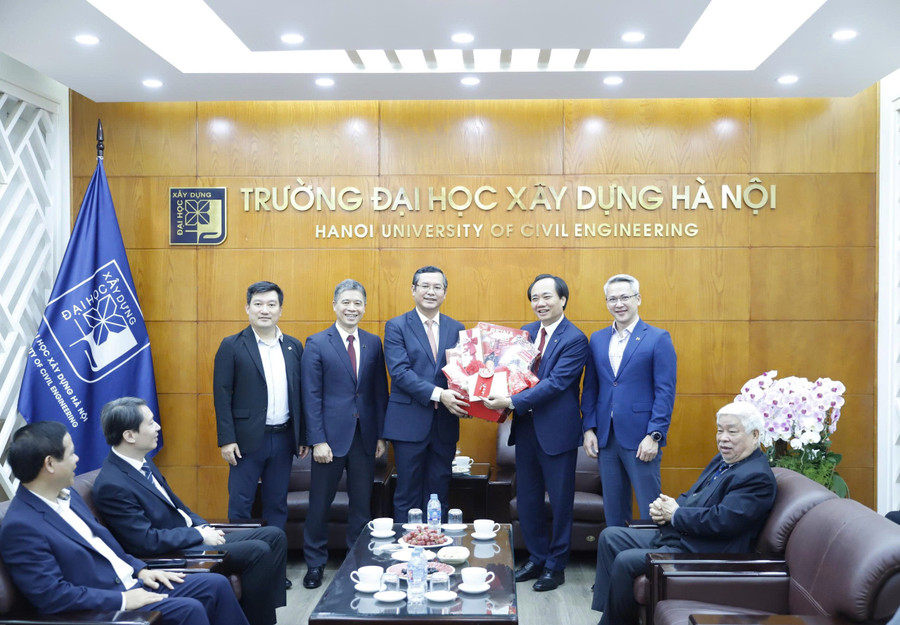 Thứ trưởng Bộ GD&ĐT Nguyễn Văn Phúc tặng quà chúc mừng năm mới Trường Đại học Xây dựng Hà Nội. tt-nguyen-van-phuc1.jpg