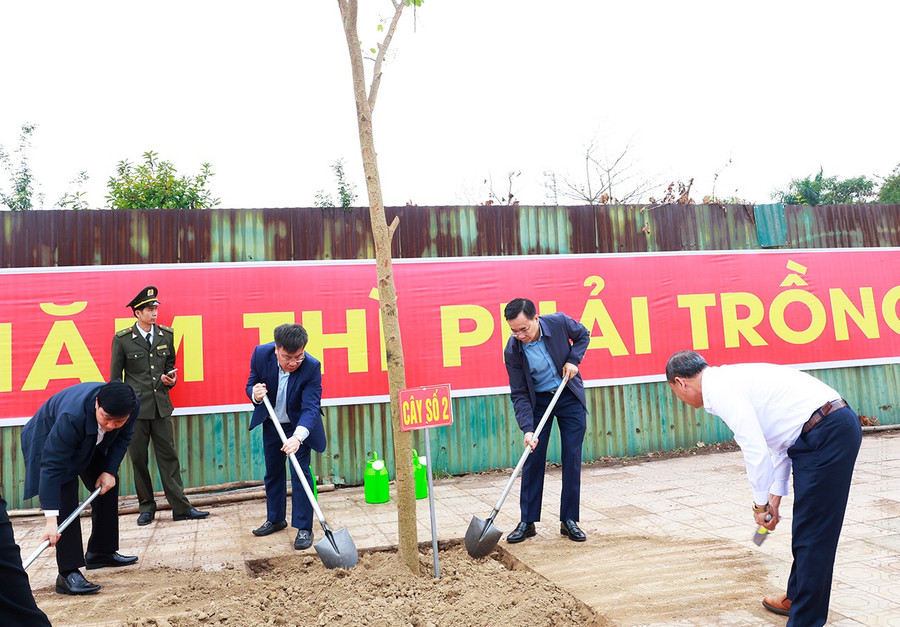 Đại diện lãnh đạo tỉnh, địa phương trồng cây hưởng ứng lễ phát động. trongcay-2.jpg
