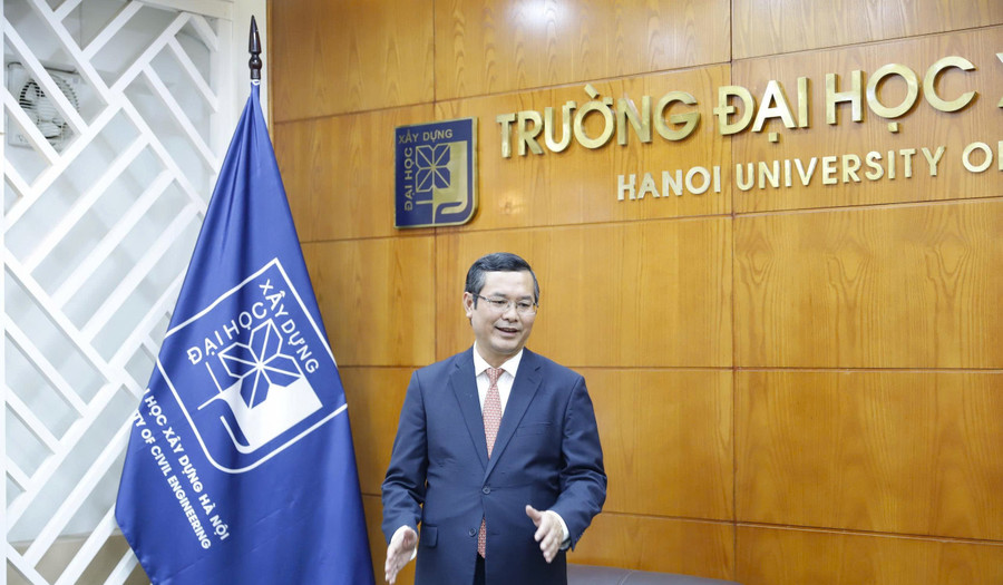 Thứ trưởng chúc Nhà trường ngày càng phát triển, tiếp tục đóng góp xứng đáng cho sự đổi mới và phát triển của GD-ĐT nước nhà, xứng đáng là một ngọn cờ đầu của ngành Giáo dục. tt-nguyen-van-phuc.jpg