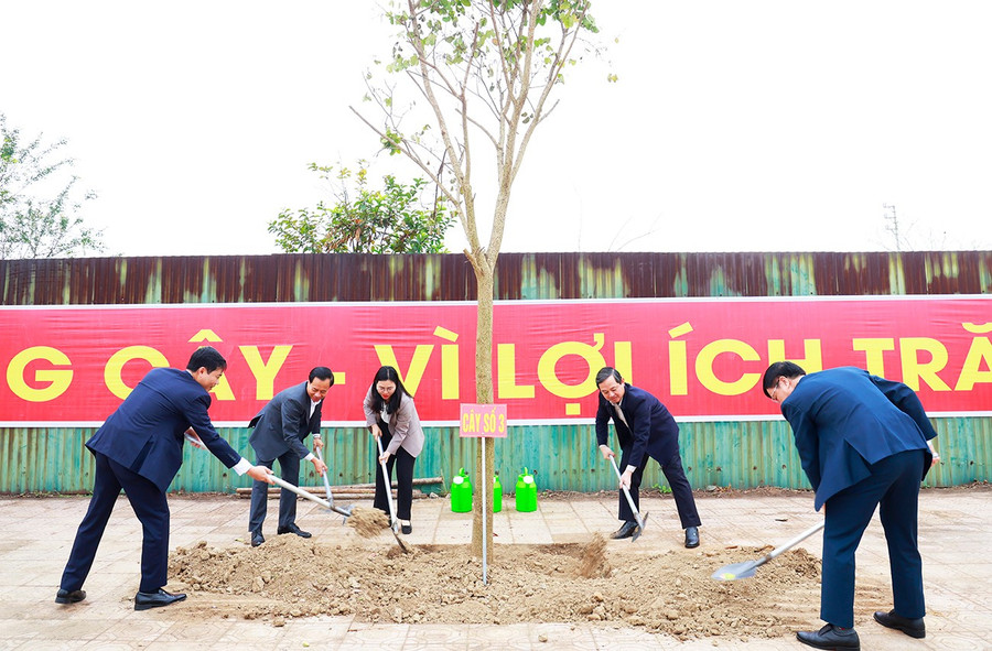 Chủ tịch UBND tỉnh Bắc Ninh Phạm Hoàng Sơn cùng đại diện sở, ngành, địa phương trồng cây hưởng ứng lễ phát động.