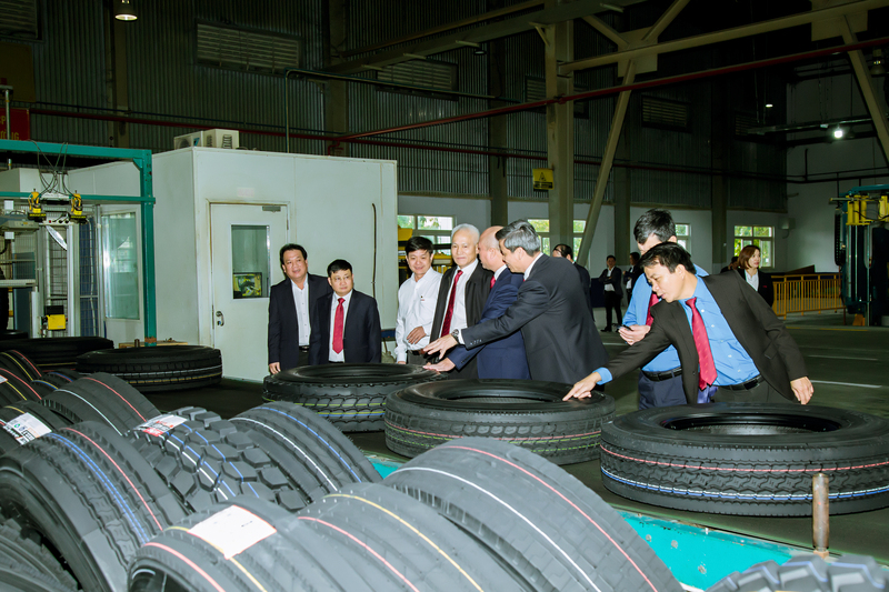 Nghiên cứu làm chủ và đưa vào áp dụng các công nghệ sản xuất sản phẩm cao su kỹ thuật đặc chủng, các mặt hàng lốp ô tô. Ảnh: Q.N