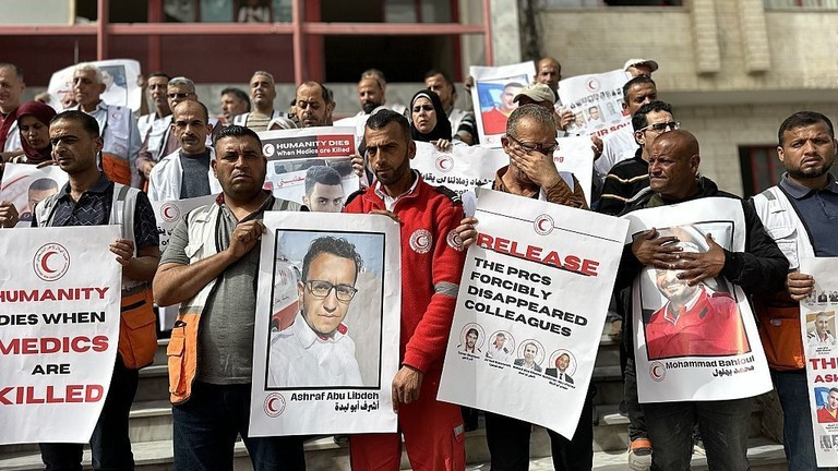 Các nhân viên Hội Chữ thập đỏ.