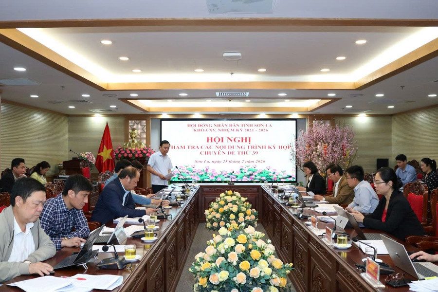 Toàn cảnh hội nghị thảo luận về việc xếp bộ máy và mua sắm trang thiết bị 13 trường học liên cấp.